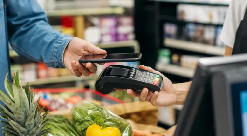 Celular com NFC: Guia Completo para Entender e Usar em 2026 2 celular com NFC pagamento por aproximação supermercado