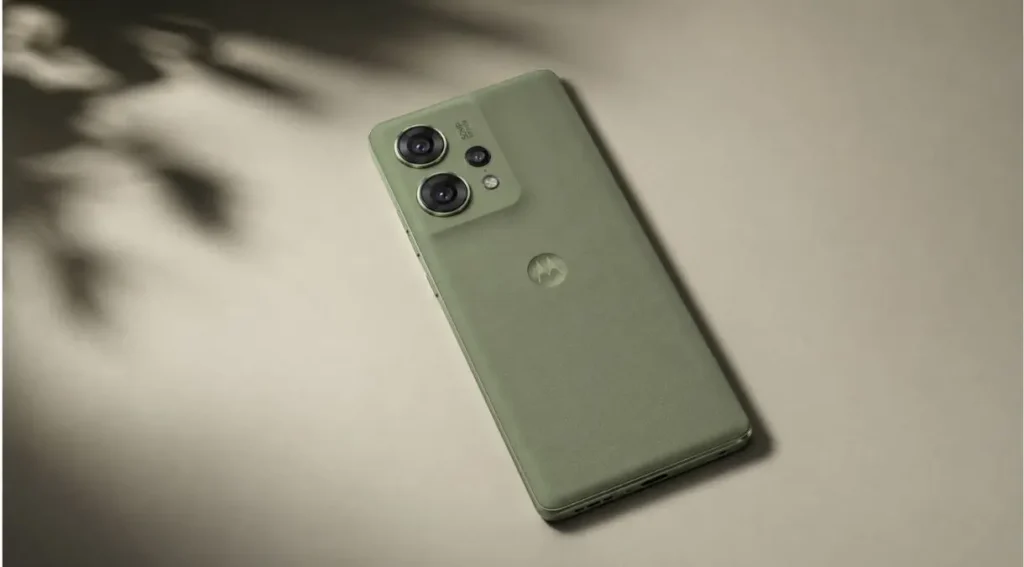 Motorola Edge 50: Review Completo e Vale a Pena em 2026? 2 motorola edge 50 design couro vegano pantone verde
