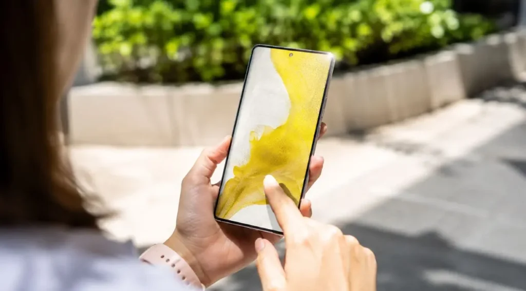 Tela de Smartphone: Guia Completo Sobre Tecnologias, Tipos e Como Escolher a Melhor 4 teste brilho tela smartphone luz solar direta